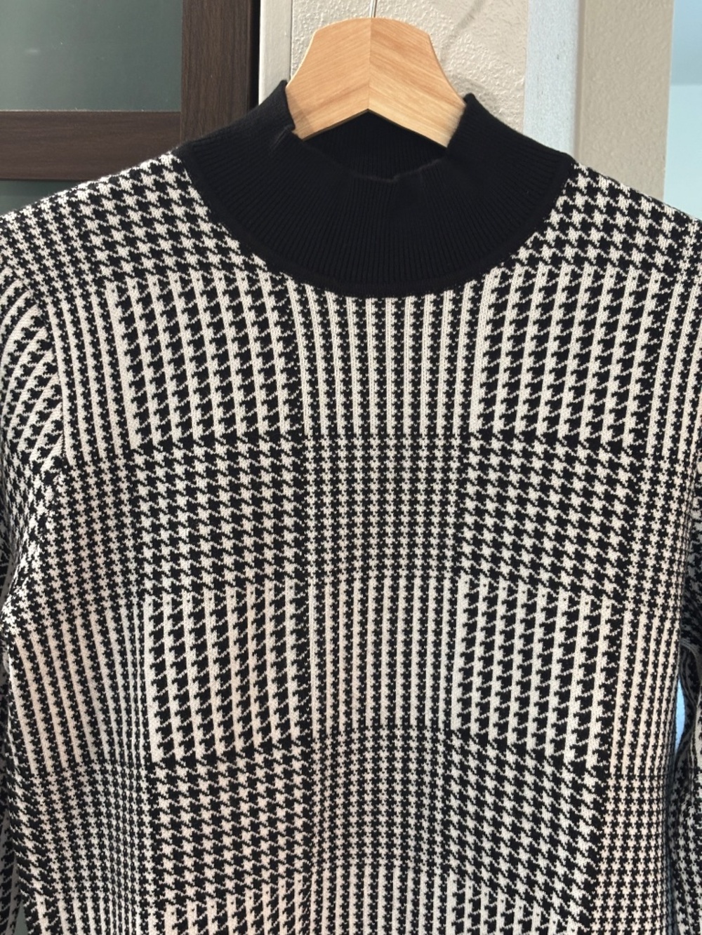 T Tahari Mock Turtleneck - Black & White Houndstooth Size M - Picture 3 of 9